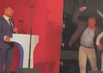 Lancio di uova contro il Primo Ministro durante il discorso per le celebrazioni del Freedom Day
