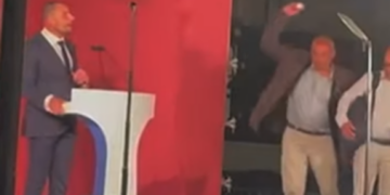 Lancio di uova contro il Primo Ministro durante il discorso per le celebrazioni del Freedom Day