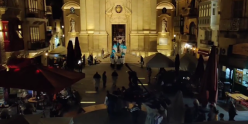 Arciprete denuncia “l’anarchia” di tavoli e sedie nella piazza di Victoria: «tutti gli ingressi bloccati abusivamente»