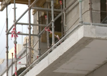 Crollo in un cantiere edile a Birkirkara: muro di cinta frana sul tetto di un’abitazione