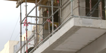 Crollo in un cantiere edile a Birkirkara: muro di cinta frana sul tetto di un’abitazione