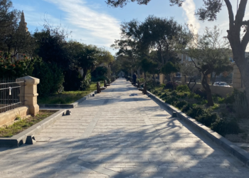 Si tocca davanti a un minore in un giardino pubblico: custodia cautelare per il 35enne reo confesso