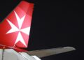 Turista ubriaco fa pipì sul pavimento dell’aereo della nuova compagnia aerea il primo giorno di debutto