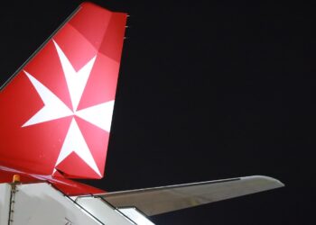 Turista ubriaco fa pipì sul pavimento dell’aereo della nuova compagnia aerea il primo giorno di debutto
