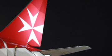 Turista ubriaco fa pipì sul pavimento dell’aereo della nuova compagnia aerea il primo giorno di debutto