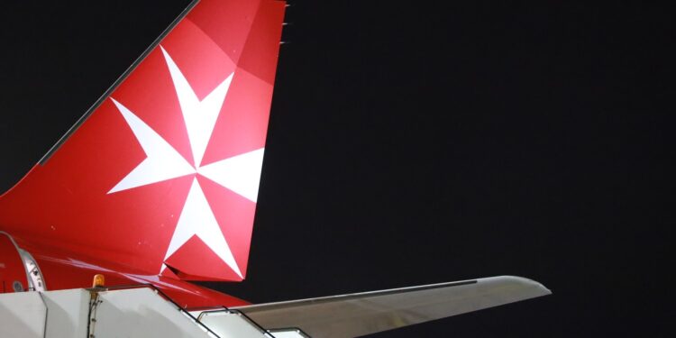 Turista ubriaco fa pipì sul pavimento dell’aereo della nuova compagnia aerea il primo giorno di debutto