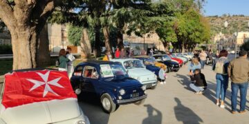 La “passione” dei maltesi per la Fiat 500 sbarca in Sicilia per il raduno di Siracusa