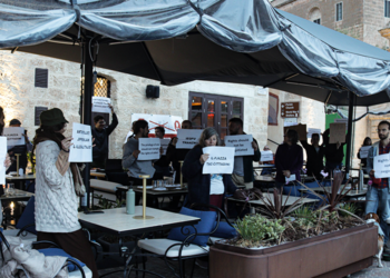 Residenti e attivisti scendono in piazza a Mellieha contro l’occupazione abusiva del suolo pubblico