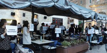 Residenti e attivisti scendono in piazza a Mellieha contro l’occupazione abusiva del suolo pubblico