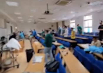 Tirocinanti e professori italiani cantano e ballano davanti a un cadavere sezionato all’Università di Malta