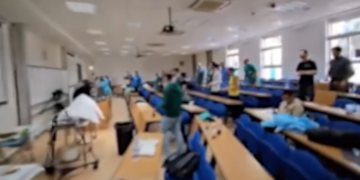 Tirocinanti e professori italiani cantano e ballano davanti a un cadavere sezionato all’Università di Malta