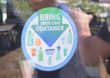 Contenitori riutilizzabili nei bar, ristoranti e negozi: nasce l’iniziativa “Bring-Your-Own-Container”