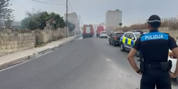 Cortina di fumo su Qormi a causa di un incendio divampato a Tal-Handaq