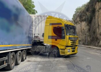 Incastrato tra due camion con rimorchio: 30enne in gravi condizioni