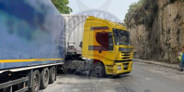 Incastrato tra due camion con rimorchio: 30enne in gravi condizioni