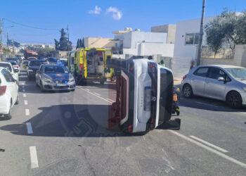 Si schianta contro un’auto parcheggiata e si ribalta: tre persone finiscono in ospedale