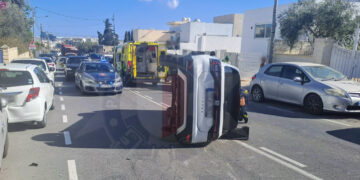 Si schianta contro un’auto parcheggiata e si ribalta: tre persone finiscono in ospedale