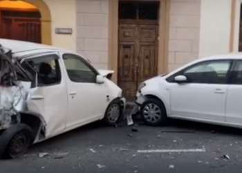 Santa Venera, autobus si schianta contro quattro auto in sosta