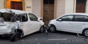 Santa Venera, autobus si schianta contro quattro auto in sosta