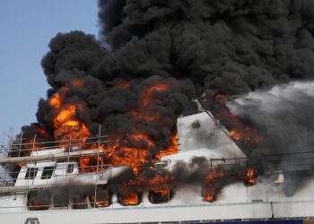 Fiamme divorano una nave in un cantiere nautico di Marsa