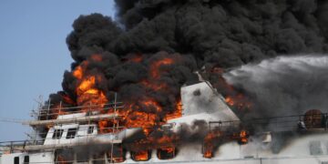Fiamme divorano una nave in un cantiere nautico di Marsa