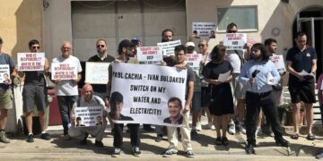 Manifestazione di solidarietà per l’inquilino minacciato di morte dal proprietario di casa