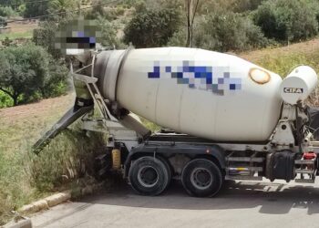 Incivile beccato a effettuare il lavaggio di un camion betoniera nel verde