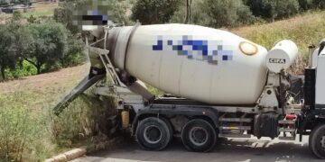 Incivile beccato a effettuare il lavaggio di un camion betoniera nel verde
