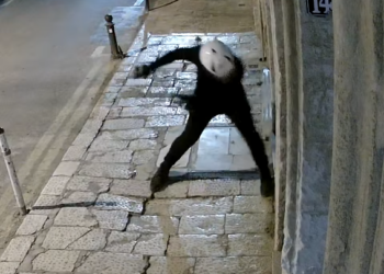 Paura a Valletta: malvivente con piede di porco tenta di sfondare la vetrata di un immobile