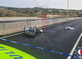 Perde il controllo della moto e si schianta contro il new jersey a Cirkewwa