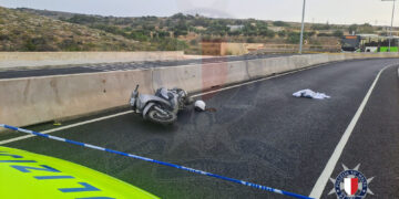 Perde il controllo della moto e si schianta contro il new jersey a Cirkewwa