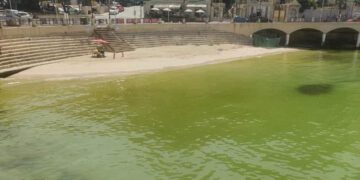A Balluta Bay il mare si tinge di verde: avviate indagini per determinarne le cause