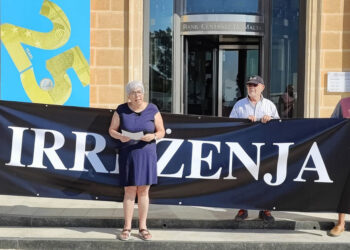 «Dimettiti se hai un minimo di dignità»: Repubblika davanti alla Banca Centrale chiede le dimissioni di Scicluna