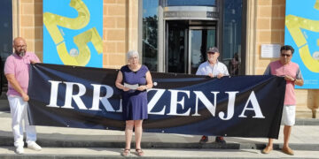 «Dimettiti se hai un minimo di dignità»: Repubblika davanti alla Banca Centrale chiede le dimissioni di Scicluna