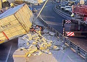 Camion si ribalta sulla carreggiata, traffico in tilt questa mattina a Marsa