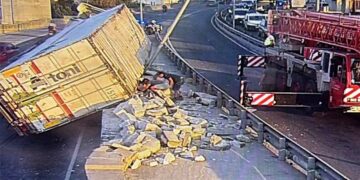 Camion si ribalta sulla carreggiata, traffico in tilt questa mattina a Marsa