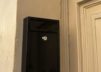 A casa di un’anziana donna spunta una nuova cassetta postale e due permessi di soggiorno per cittadini indiani