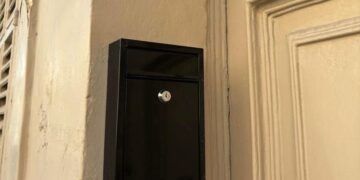 A casa di un’anziana donna spunta una nuova cassetta postale e due permessi di soggiorno per cittadini indiani
