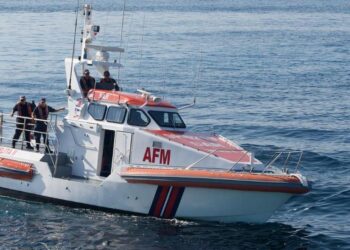 Barca a vela si incaglia a Pembroke: undici persone soccorse dalle Forze Armate