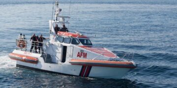 Barca a vela si incaglia a Pembroke: undici persone soccorse dalle Forze Armate