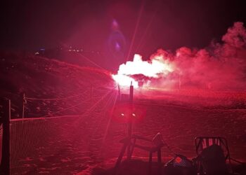Razzo lanciato da una barca verso la spiaggia semina il panico tra i “guardiani” delle tartarughe