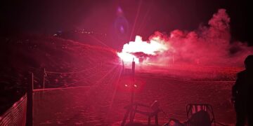 Razzo lanciato da una barca verso la spiaggia semina il panico tra i “guardiani” delle tartarughe