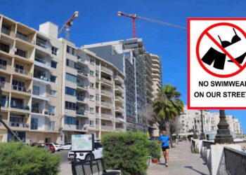 Residente di Sliema dichiara guerra al turismo cafone e tappezza le strade di cartelli “fai da te”