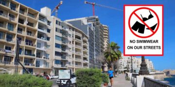 Residente di Sliema dichiara guerra al turismo cafone e tappezza le strade di cartelli “fai da te”