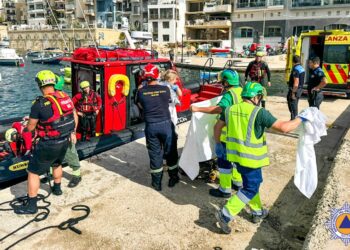 Bagnante soccorsa nelle acque agitate di Bahar ic-Caghaq