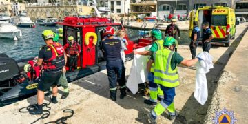 Bagnante soccorsa nelle acque agitate di Bahar ic-Caghaq