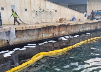 Chiazza di petrolio in mare, scatta il divieto di balneazione nei pressi della Pet Friendly Beach di Tigné Point