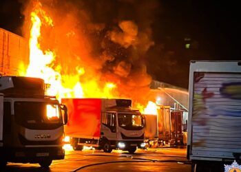 Protezione Civile doma incendio nell’area industriale di Marsa