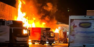 Protezione Civile doma incendio nell’area industriale di Marsa