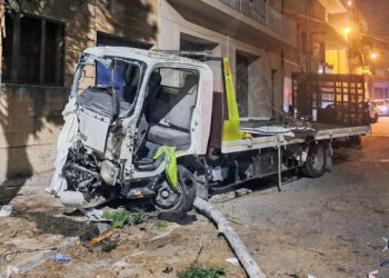 Perde il controllo del furgone e si schianta contro un albero a Paola